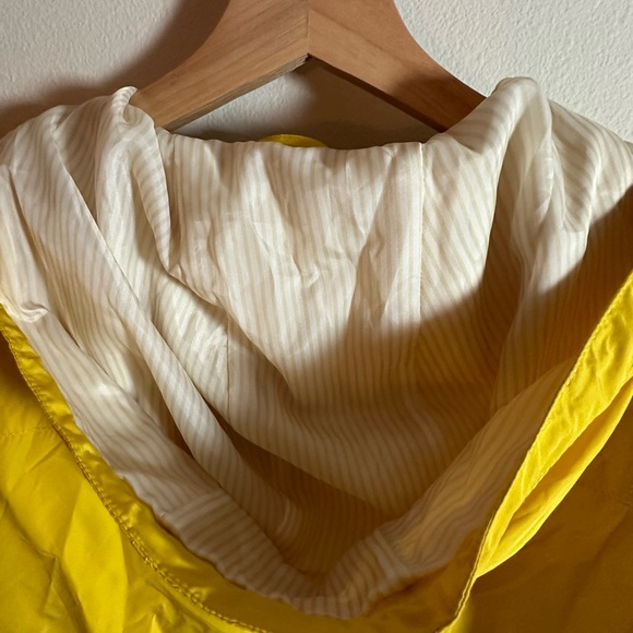 Light weight yellow raincoat - Picture 4 of 4